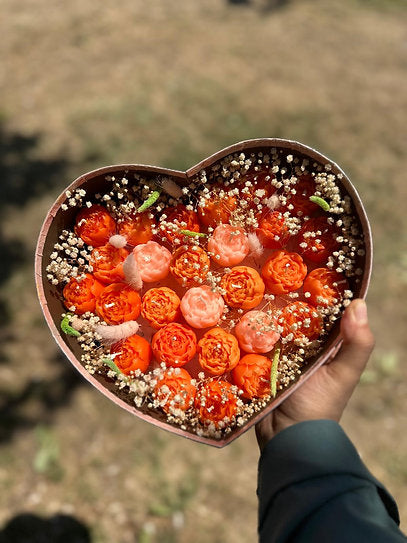 Kalp Kutuda Şakayık Aranjmanı (Romantik Çiçek Tasarımı)